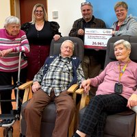 Mitarbeitende und Gäste der RegioCare sowie Lotto-BW-Regionalleiter Christoph Grüber